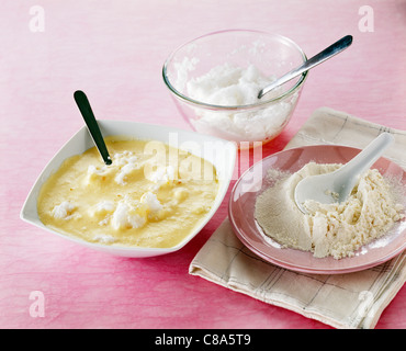 Das geschlagene Eiweiß, das Eigelb und den Zucker vermischen Stockfoto