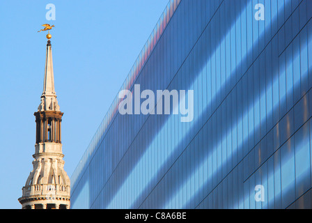 Die ultra-moderne Architektur der Gebäude eine neue Änderung und der alte Turm der St. Mary-le-Bow, in Cheapside, London, UK. Stockfoto