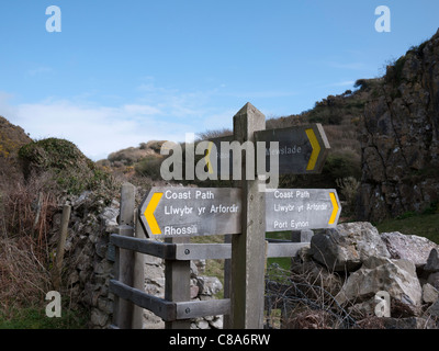 Eine hölzerne Wegweiser Richtung Rhossili und Port Eynon auf dem Küstenpfad zu geben, in der Nähe von Mewslade Bay in Süd-Wales. Stockfoto