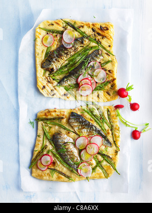 Kleine Sardinen und grüne Bohnen pizzas Stockfoto