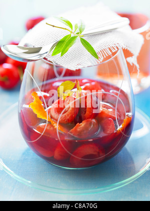 Kirschen in Rotwein Stockfoto