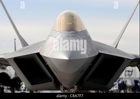 Eine f-22 Raptor bereitet eine rote Fahne Ausbildungsmission der Flightline auf Nellis Air Force Base, Nevada, lang Stockfoto