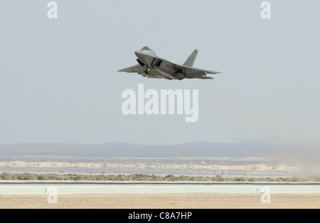 Eine f-22 Raptor von Biokraftstoff angetrieben nimmt ab 18. März 2011, auf der Edwards Air Force Base, California Stockfoto