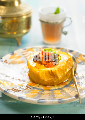 Bratapfel mit Rosenwasser Stockfoto