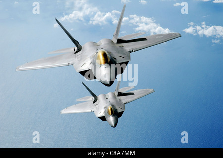 Zwei f-22 Raptor fliegen über dem Pazifischen Ozean in einem Theater Sicherheitsmission 9. März 2009 Stockfoto