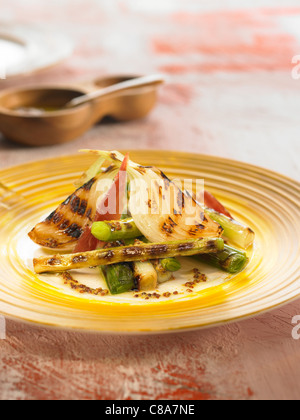 Spargel und Zwiebeln mit Senf-dressing Stockfoto