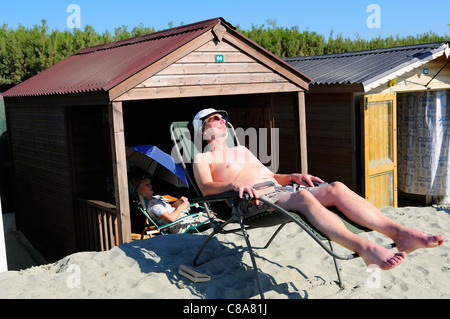 Paare vor ihren West Wittering Strandhütte "der heißeste Tag des Jahres" - Herbst 1. Oktober 2011 Stockfoto