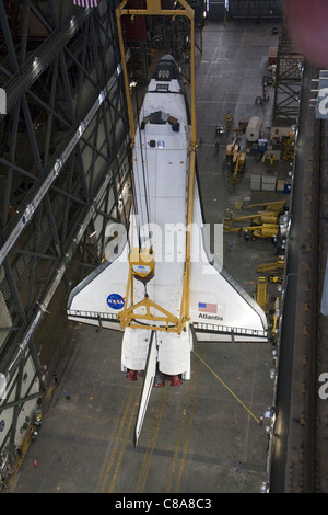 Im Vehicle Assembly Building Shuttle wird Atlantis über die Umsetzgang von Hallenkran aufgehängt. Stockfoto