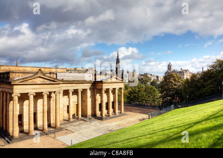 Edinburgh, Schottland, äußere des Scottish National Gallery und Scott Monument Stadt-Landschaft Stockfoto