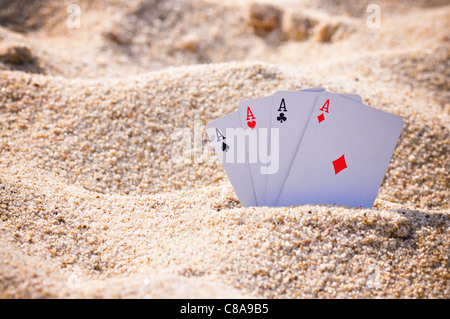 Die vier Asse in den Sand an einem sonnigen Tag am Strand. Stockfoto