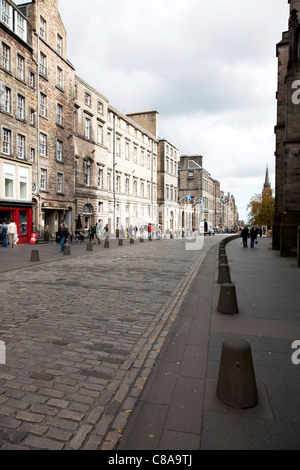 Edinburgh, Scotland, The Royal, Golden, Mile High Street, Shopper & Touristen unterwegs auf der gepflasterten Straße Stockfoto