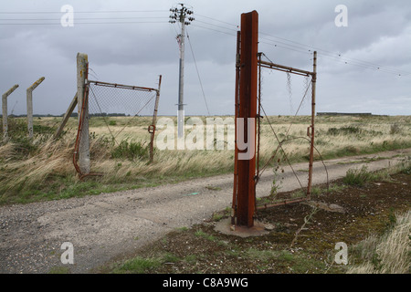 Verlassene Tore telegraph Post & Stacheldraht, Orford Ness National Nature Reserve, auf die Suffolk Heritage Coast, East Anglia, England Stockfoto