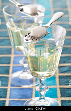 Gläser Absinth, Löffel und Zucker in einen Topf werfen Stockfoto