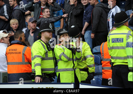 West Midlands Police Officers Videoing Fußball Zuschauern im Fußball match Uk Stockfoto