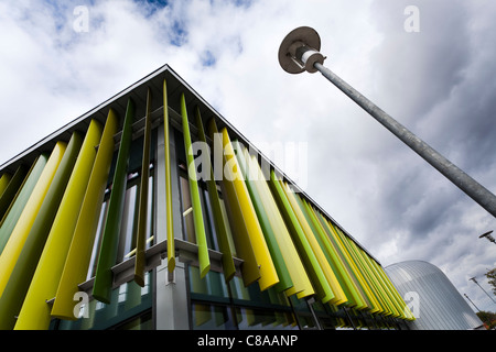 Royal Holloway University Moore Building externe zeigt Multi farbige Lamellen Stockfoto