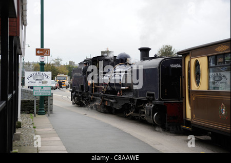 NG/G16 Beyer-Garratt Nr. 87 verlassen Porthmadog mit einem Zug nach Caernarfon Nord Wales uk Stockfoto