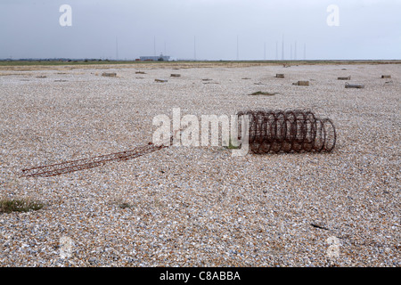 Rostenden und verlassenen, Rollen Draht, Orford Ness National Nature Reserve, auf die Suffolk Heritage Coast, East Anglia, England Stockfoto