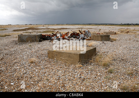 Aufgegeben von militärischem Gerät & Gussbeton, Orford Ness National Nature Reserve, auf die Suffolk Heritage Coast, East Anglia, England Stockfoto