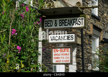 Melden Sie für Bett & Frühstück Unterkunft, Stadt Windermere, Lake District National Park, Cumbria, England UK Stockfoto