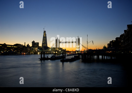Tower Bridge in der Dämmerung mit The Shard dominiert die skyline Stockfoto