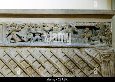 Deatil der frühchristlichen Sarkophag (350 n. Chr.) in der Kirche von San Pietro Ispano - Boville Ernica, Frosinone, Italien die Szene zeigt die Geburt und drei untergeordneten Babilonia Stockfoto