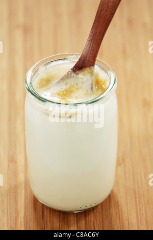 Naturjoghurt im Glas mit braunem Zucker Stockfoto