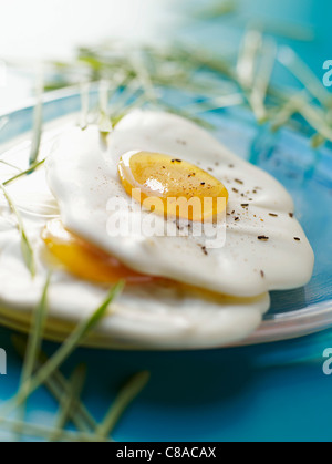 weiße Schokolade und Ananas in Form von Spiegeleier Stockfoto