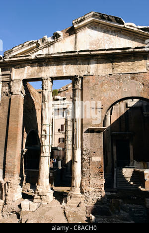 Der Portico of Octavia (Porticus Octaviae) ist ein monumentaler Komplex in Rom, der in der Zeit des Augustans auf dem Gebiet des ​​the Circus Flaminius errichtet wurde Stockfoto