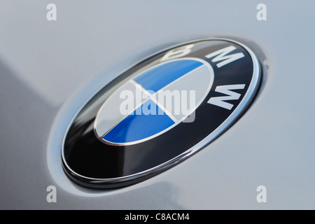 BMW Roundel (Abzeichen) an Windschutzscheibe Stockfoto