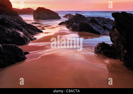 Portugal, Alentejo: Sonnenuntergang am Strand von Porto Covo Stockfoto