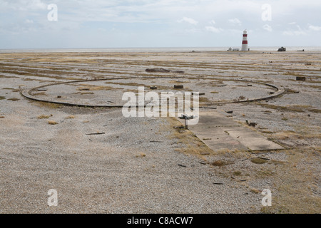 Kreisförmige Fundamente & Leuchtturm, Orford Ness National Nature Reserve, auf die Suffolk Heritage Coast, East Anglia, England, Stockfoto