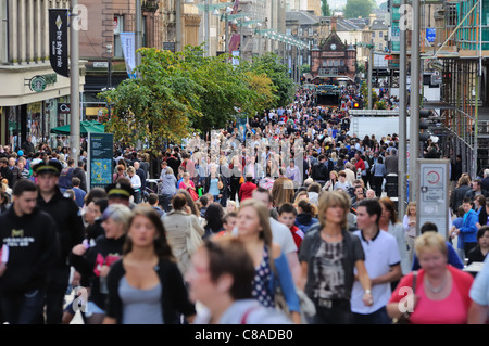 Buchanan Street im Stadtzentrum von Glasgow auf einem anstrengenden shopping-Tag. Stockfoto