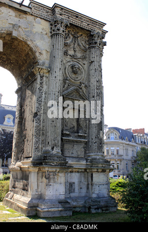 Porte Mars ist eine antike römische Triumphbogen in Reims, Frankreich. Aus dem dritten Jahrhundert nach Christus. Stockfoto