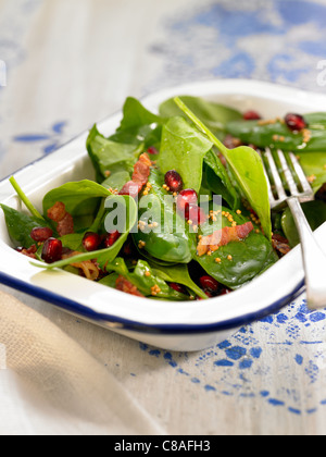 Rohen Spinat, Speck und Pomegrante Saatgut Salat Stockfoto