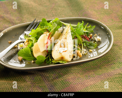 Salat mit Feldsalat, Birne und Blauschimmelkäse Stockfoto