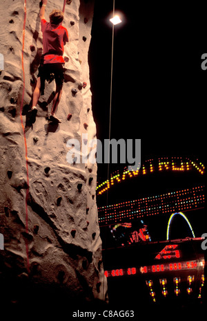 Ein Mann klettert an einer Kletterwand an der Nebraska State Fair in Grand Island, Nebraska, 2011. Stockfoto