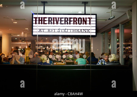 Die Riverfront Bar des British Film Institute am Südufer der Themse. London. Stockfoto