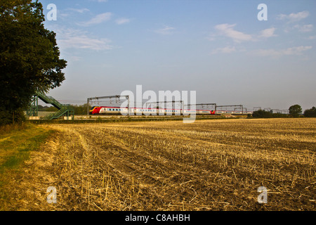 Jungfrau-Züge-Voyager Züge vorbei abgeernteten Feld in der Nähe von Comberford, Tamworth, Staffordshire. Stockfoto