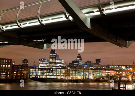 Der Fuß der Millennium Bridge in London in der Nacht. Stockfoto