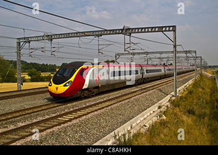 Jungfrau-Züge Pendolino-Zug vorbei Comberford Steg, Tamworth, Staffordshire, England. Stockfoto