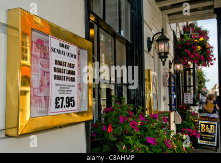 Typisch Englisch Pub Braten Sonntagmittag Menüanzeige bei Krone und Kissen B & B Inn Eton Windsor Berkshire UK Stockfoto