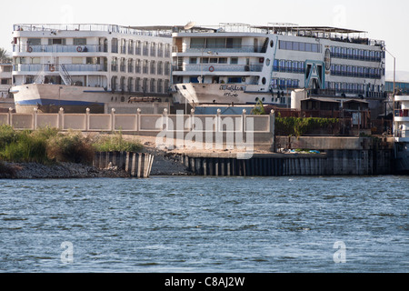 Zwei Kreuzer gerichtete Kamera hoch oben in einem trockenen dock an den Ufern des Nil, Ägypten, Afrika Stockfoto