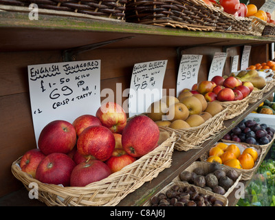 Englisch ÄPFEL FRÜCHTE BRITISCHE LEBENSMITTELHÄNDLER ANZEIGE Dorf Gemüsehändler Anzeige von lokalen Produkten einschließlich der englischen Jonagored Äpfel (Jonagold) und Berostung Stockfoto