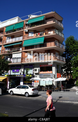 Wohnblock in typische Vorstadt, Stadtteil Carabanchel, Madrid, Spanien Stockfoto