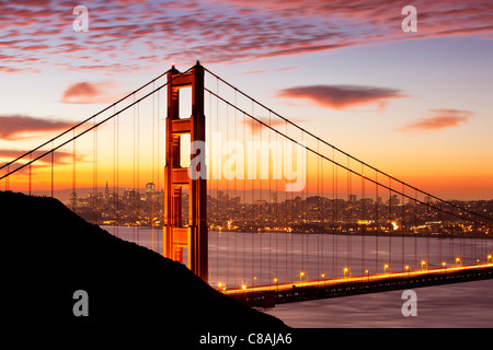 Kurz vor der Morgendämmerung über die Golden Gate Bridge mit San Francisco hinaus, Kalifornien USA Stockfoto