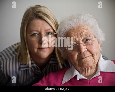 Generationen-Portrait von dreißig bis vierzig Jahre alten blonden Frau und ältere neunzig sechs Jahre alten weißen Haaren Stockfoto