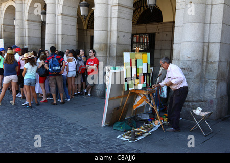 Reisegruppe und Streetart-Künstler in der Plaza Mayor, Madrid, Spanien Stockfoto