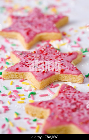 Sternförmige Spritzgebäck mit rosa Zuckerguss Stockfoto