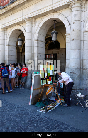 Reisegruppe und Streetart-Künstler in der Plaza Mayor, Madrid, Spanien Stockfoto