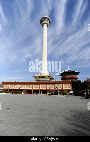 Der Pavillon und Turm im Yongdusan Park, Busan, Südkorea. Stockfoto